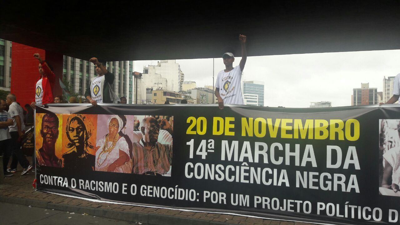 Algumas pessoas se concentraram no sob o vão livre do Masp (Museu de Arte de São Paulo)