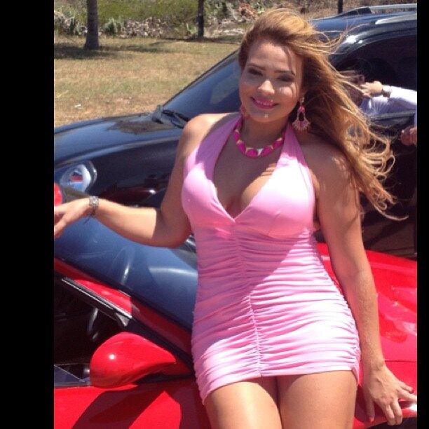 Ela também divulgou fotos de sua participação no clipe "Garagem Milionária" em que aparece em um vestido bem justo para destacar ainda mais as novas curvas do corpo