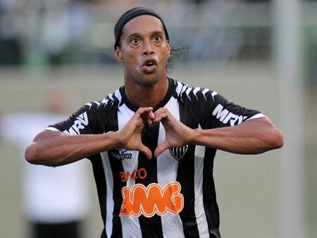 O gosto de Ronaldinho Gaúcho pelas baladas sempre foi conhecido, assim como a sua fama de conquistador. Veja a seguir algumas gatas que já teriam sido fisgadas pelo jogador