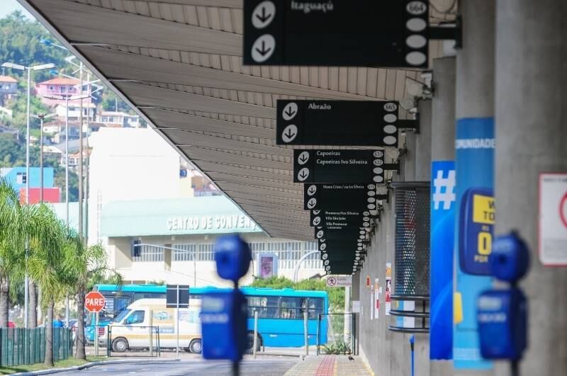 Em Florianópolis, uma paralisação de 24 horas faz com que passageiros encontrem os terminais vazios. Nenhum ônibus das nove empresas que operam na cidade saiu das garagens
