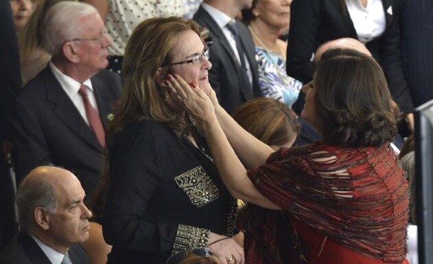 A ex-ministra do Planejamento, Miriam Belchior, e a presidente da Petrobras, Graça Foster, estiveram presentes na solenidade. Apesar da temperatura alta registrada no dia, Miriam usou um xale vermelho com trama desfiada, uma marca registrada da agora ex-ministra. Graça também não se importou com o calor e optou por um look preto de mangas compridas