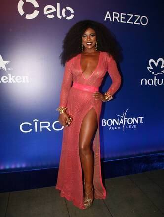 Cris Viana caprichou na fenda para o baile da Vogue 