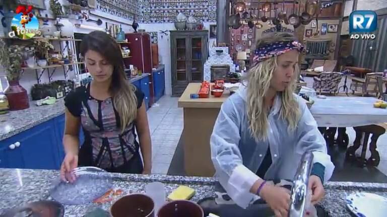 Andréia e Helô acabaram se estranhando por conta da personalidade e atitudes no jogo de uma e de outra. A ex-paquita disse que ficou sabendo que Heloisa teria falado mal dela e que a socialite não tinha mais idade para aquilo 

+ Ainda com restos de maquiagem no rosto Babi diz que está morta e DH a chama de vampira

+ Depois de festa bombada, peões sofrem no celeiro

+ É o fim da parceria? Andréia fica alterada, ataca Babi e se joga no chão chorando

+ Festa Cinema Mudo! Saiba detalhes dos bastidores
