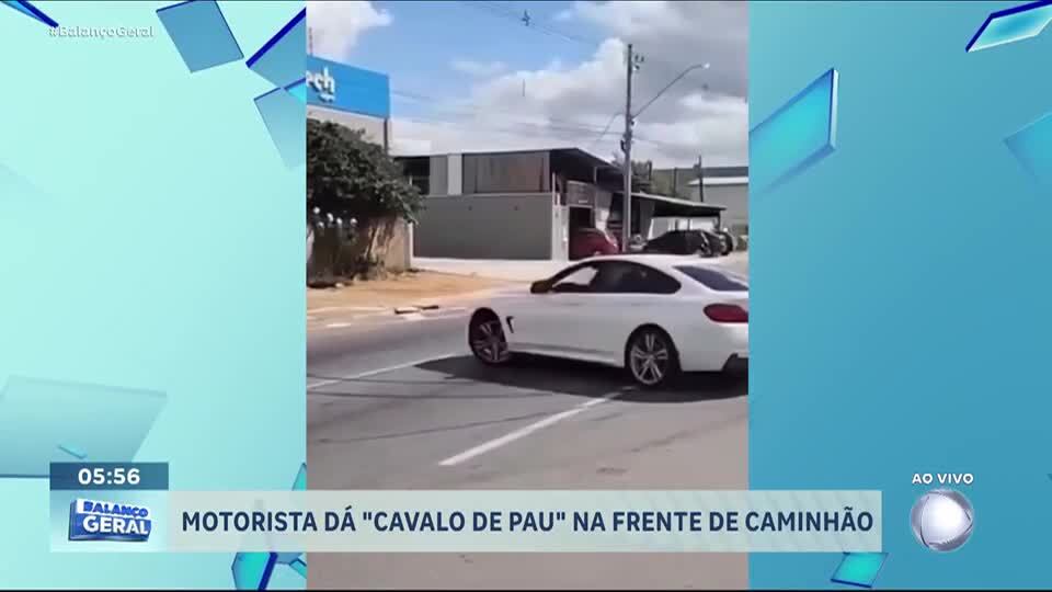 Motorista dá cavalo de pau na frente e caminhão e quase provoca acidente grave
