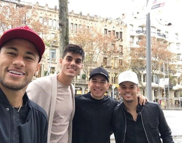 Dias antes o craque havia postado outra imagem com seus "parças", dando uma volta pelas ruas de Barcelona. "Melhores amigos .... na
verdade somos irmãos... @alvaro_costa5 @gilcebola @jotaamancio", escreveu o
jogador na legenda da foto