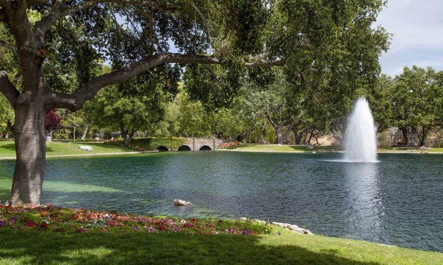 Ao todo são seis quartos, sete banheiros e dois lavabos
