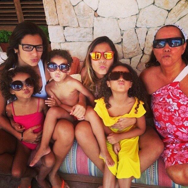 Paula Morais posta foto em que aparece com a família Nazário