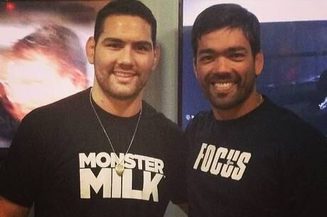 Chris Weidman e Lyoto Machida posam para foto nos EUA