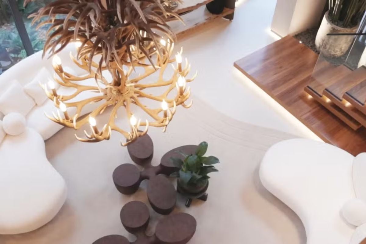 Sala principal ficou ampla, com pé-direito mais alto e janelas abertas para o jardim