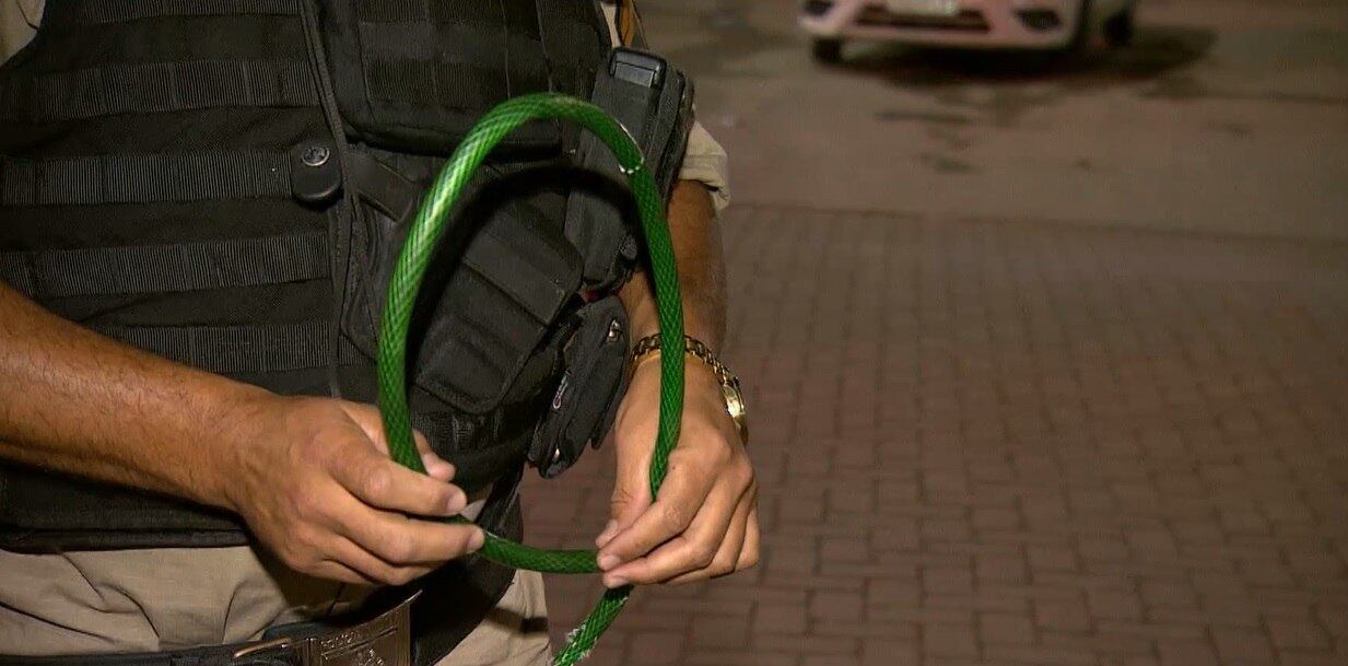 Homem usou mangueira para bater no filho