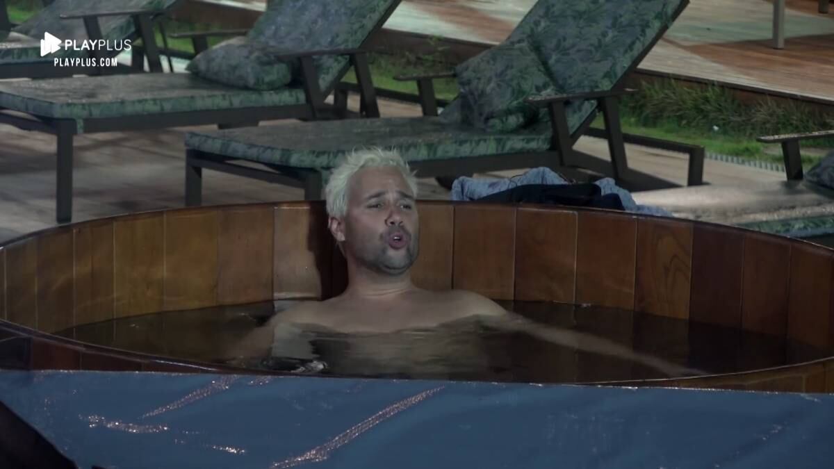 Além de imitações, o humorista sempre estava cantando na sede