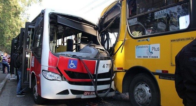 Acidente entre ônibus aconteceu na manhã desta segunda-feira (12)