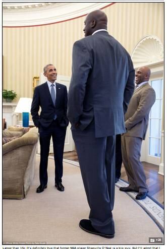 Souza conta que usou um ângulo especial para acentuar o tamanho do ex-jogador de basquete Shaquille
O'Neal, em visita ao gabinete de Obama