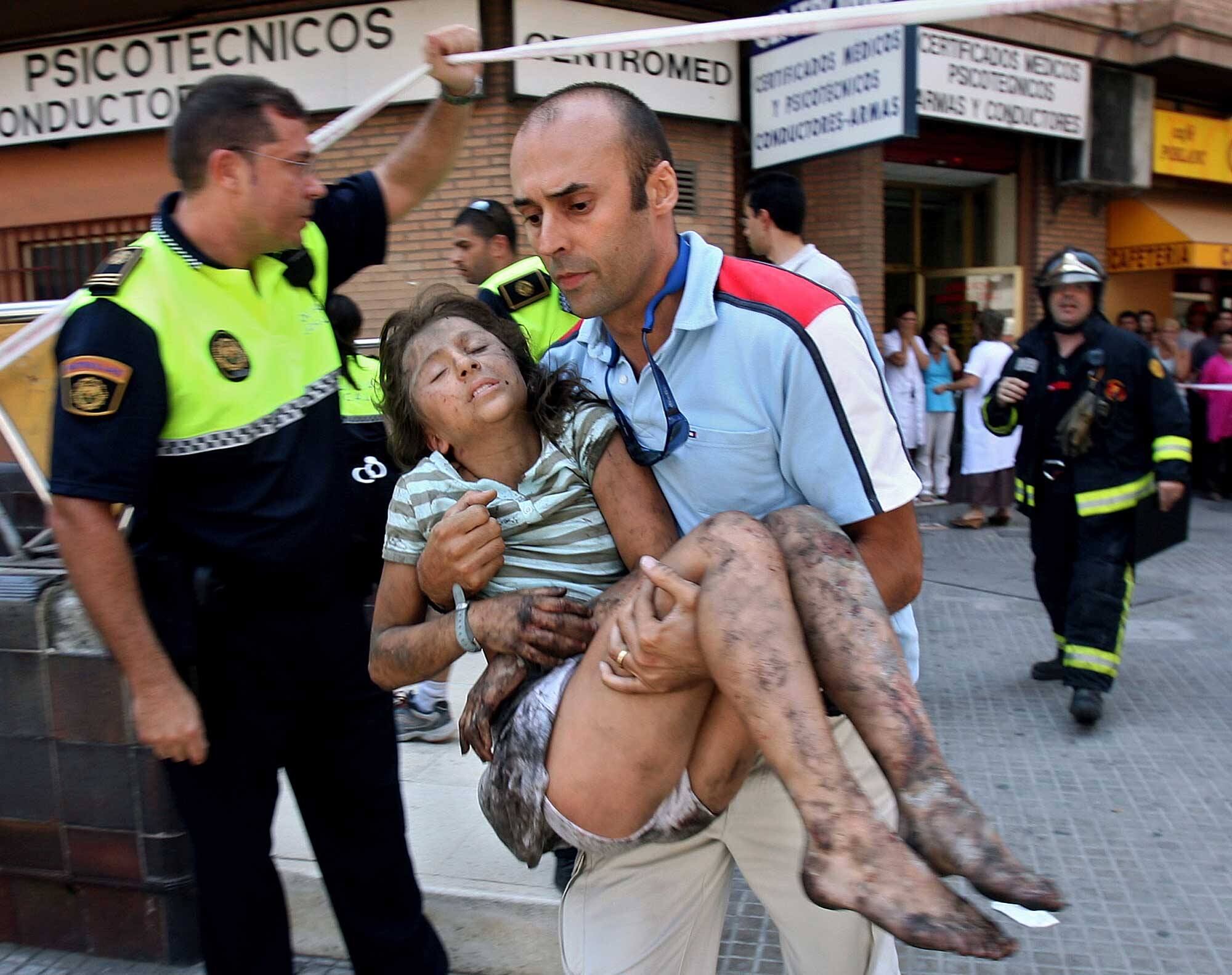 Julho de 2006

Outro acidente na Espanha deixa 41 pessoas mortas quando um trem
do metrô descarrila e vira em um túnel antes de entrar na estação de
metrô Jesus, em Valência