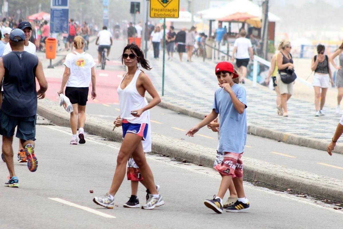 Mãezona sarada! Ana Lima leva os filhos para se divertir e comemorar Dia das Mães