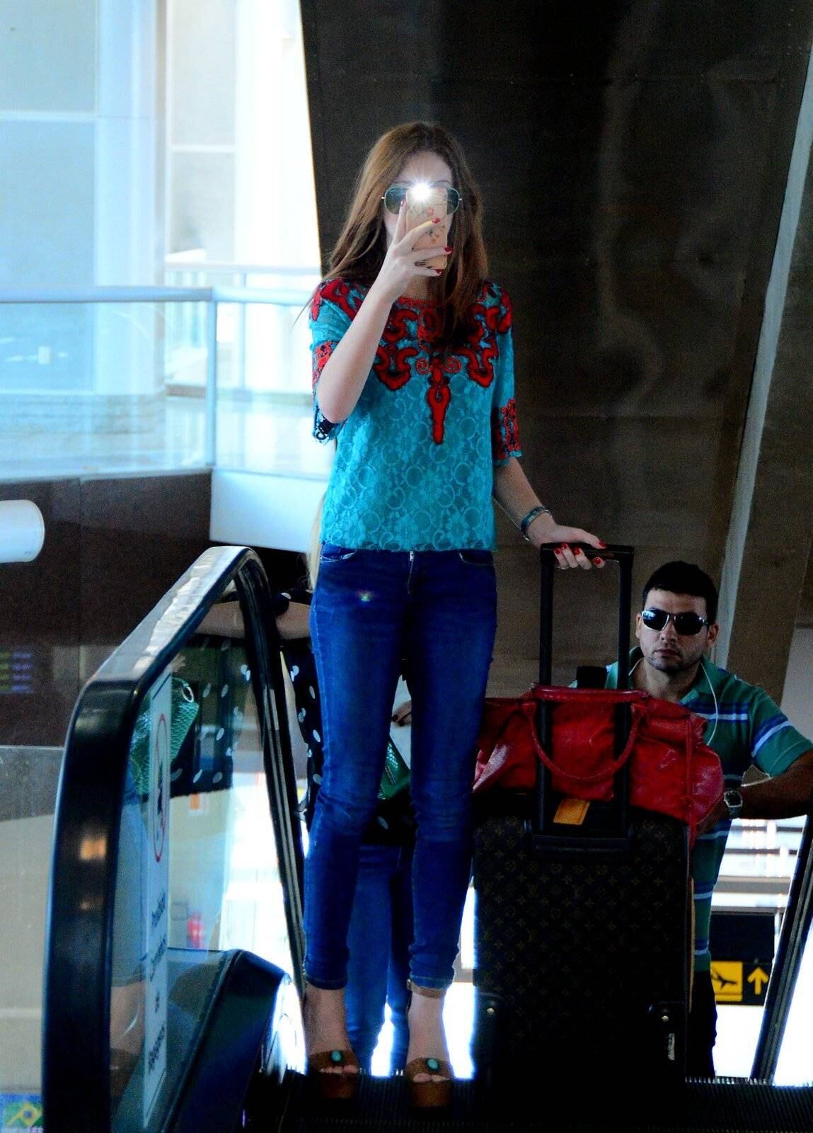 Com seu celular, ela também fez cliques do fotógrafo que estava a postos no aeroporto Santos Dumont