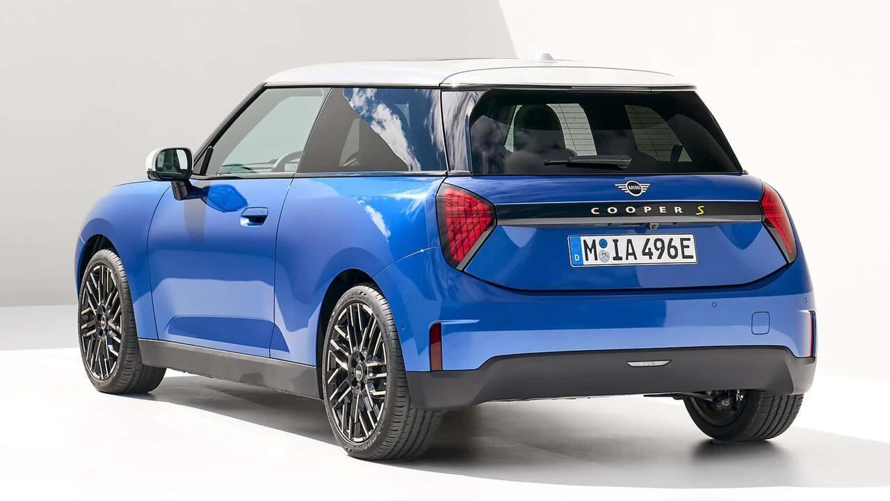 Traseira com linhas arredondadas, faixa preta unindo as lanternas em formato de bumerangue