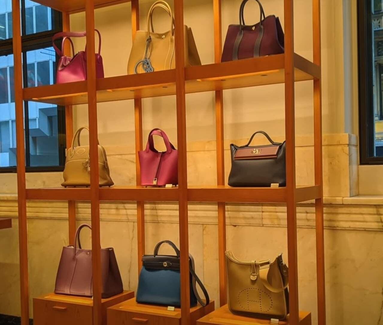 Assim como boa parte dos lugares anteriores, a Hermès é uma marca de luxo da França que faz enorme sucesso nas vendas mundiais.