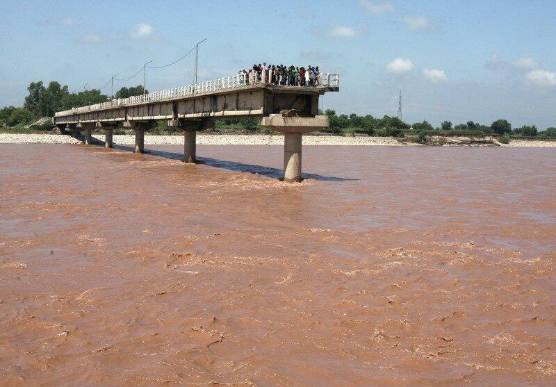 Moradores observam a destruição causada em ponte pela
enchente do rio Tawi, próximo à cidade de Jammu, no norte da Índia. Neste domingo, o número de mortos subiu para 175 na região da
Caxemira, com casas, postos do Exército e hospitais inundados. As chuvas de
monções que atingem a região são as piores em duas décadas
