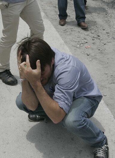 O secretário foi ao chão e parecia estar sentindo muitas dores após o golpe