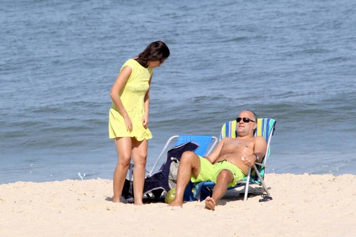 Patrícia Poeta tira o dia para reforçar o bronzeado em praia do Rio