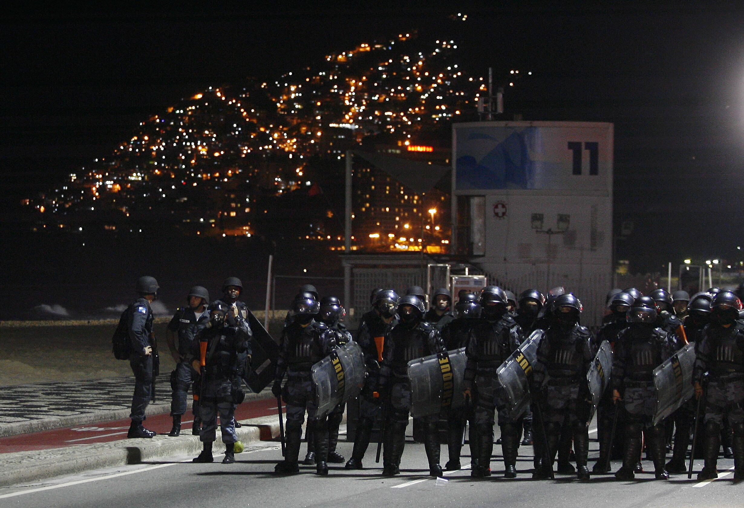 Terminou em confusão o protesto de cerca de 400 pessoas em frente à casa do
governador Sérgio Cabral, no Leblon, zona sul do Rio. Por volta das
22h40 de quinta-feira (4), manifestantes e policiais do Batalhão de
Choque entraram em confronto. Houve disparos de balas de borracha e
bombas de efeito moral. Leia mais