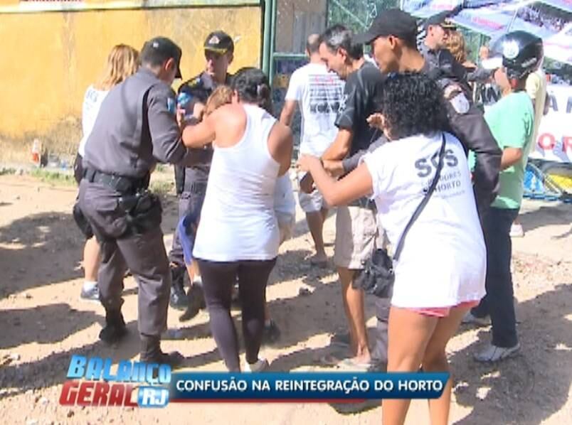Pelo menos duas pessoas ficaram levemente feridas durante confusão na operação de desocupação do Clube Caxinguelê, na região do Horto, no jardim Botânico, na zona sul do Rio