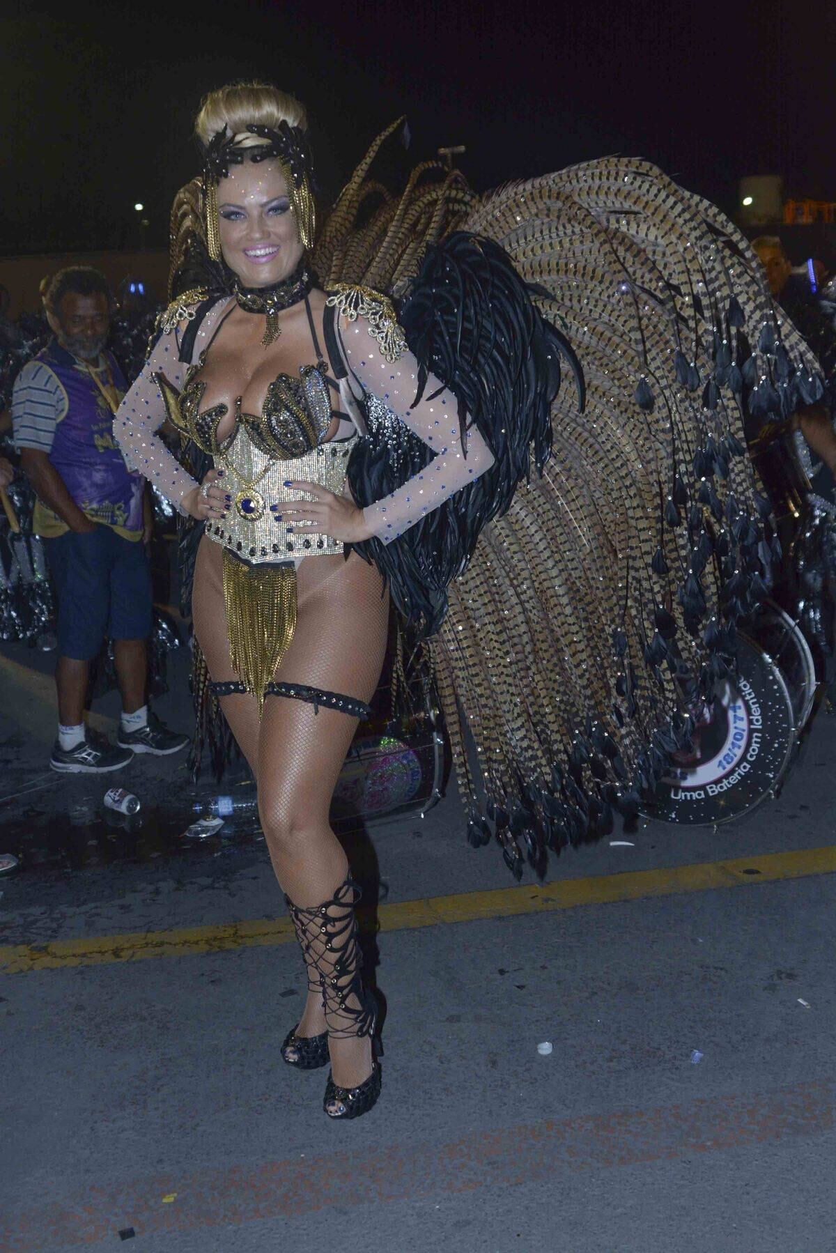 Ellen Roche curte terceiro lugar da Rosas de Ouro no desfile das campeãs de São Paulo