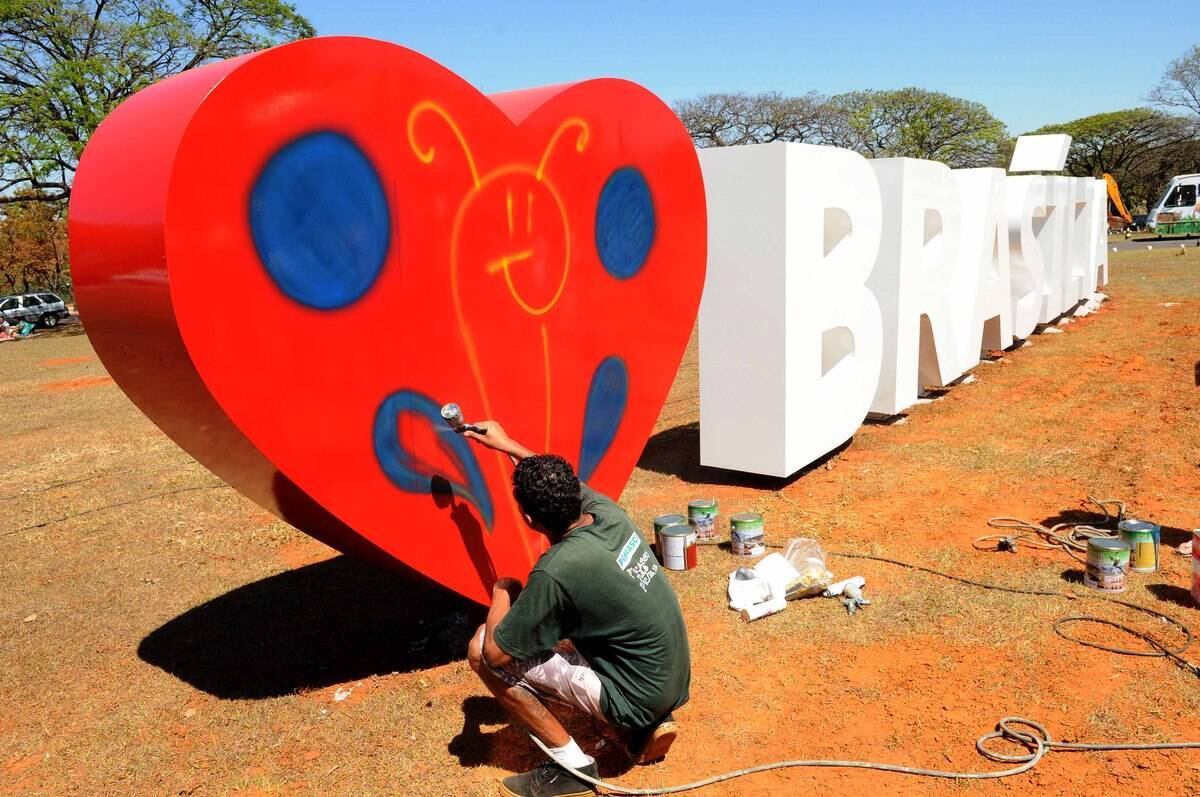 Diferente do instalado na Torre de TV, letreiro do Zoológico traz grafite em homenagem aos animais