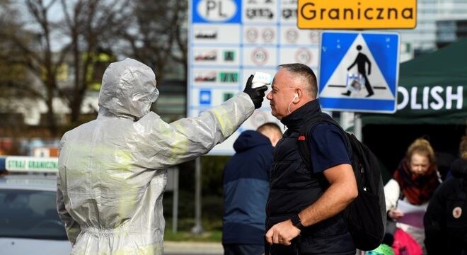 Polônia acirra fiscalização em fronteiras. Medidas estão sendo tomadas no mundo todo