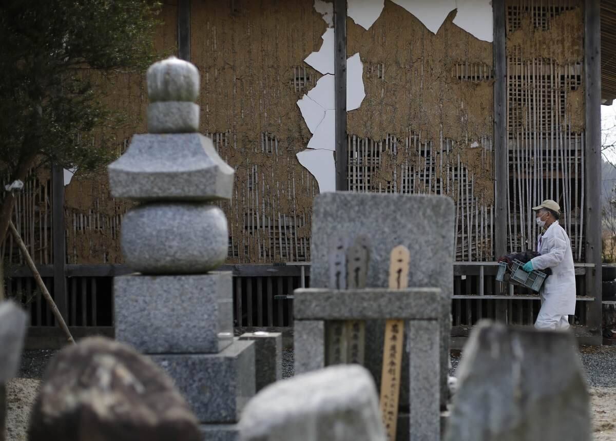 Eiichi
Shincho, 67 anos, caminha pelo templo destruído pelo terremoto de 11 de março de
2011. O local fica perto de sua terra natal, onde o Japão tenta construir uma
instalação de resíduos radioativos. Diariamente, trabalhadores jogam água nas
estradas, esfregam as paredes das casas, cortam galhos e arbustos, e raspam o
solo contaminado de locais utilizados para plantação. Essee lixo é acumulado e
colocado dentro de sacos plásticos, por toda a região, e acumulado em campos de
arroz abandonados, estacionamentos e até em quintais