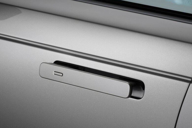 As Maçanetas externas são embutidas no carro, assim como acontece no Jaguar F-Type