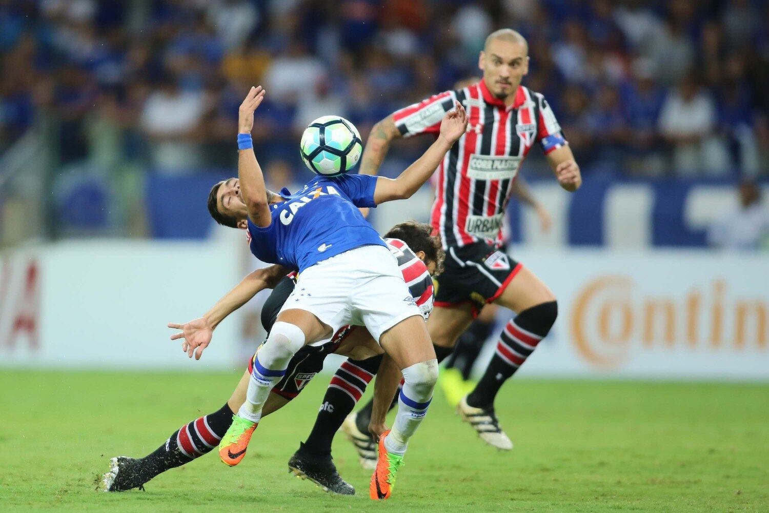 Rodrigo Caio comete falta em Arrascaeta na segunda etapa
