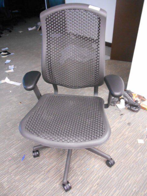 Além das mesas, a petroleira de Eike também está vendendo cadeiras. Essa da foto acima, por exemplo, da marca Herman Miller, com braços e rodinhas, tem lance inicial de R$ 200. Os itens que não precisam de desmontagem podem ser apenas retirados no dia 22 de março