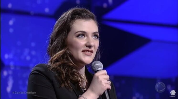 Em sua primeira apresentação, Yasmine Mahfuz cantou a clássica New York New York, de Frank Sinatra e emocionou os 100 jurados, a levando direto para a final