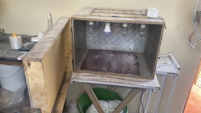 A casa de Carlos Euzébio Netto, um dos integrantes do Bando do Magrelo denunciados pelo MP-SP, era usada pelo grupo rival do PCC para refinar cocaína, inclusive com estufa e prensa, e guardar armas. O imóvel era considerado um ponto de encontro pela organização criminosa.
