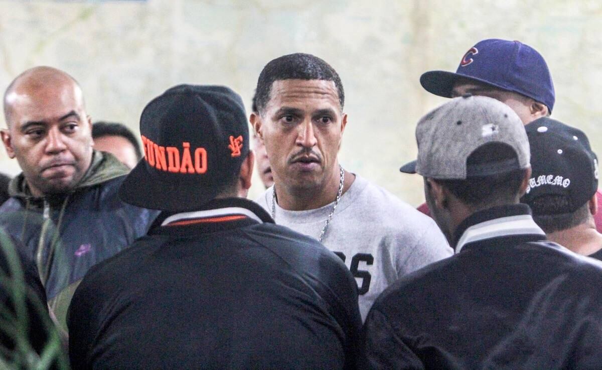  Segundo boletim de ocorrência, o veículo do cantor foi parado por estar com insulfilm escuro. Durante a abordagem, Brown disse "Não ponha a mão em mim" e negou-se a colocar as mãos na cabeça