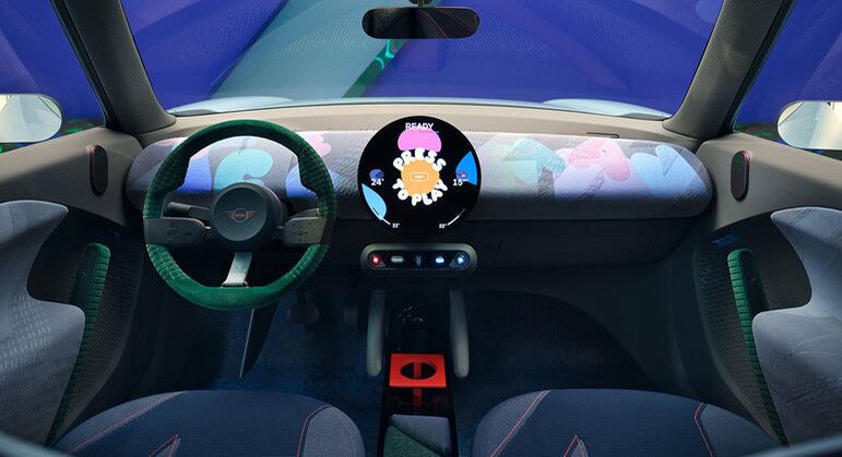 Por dentro, conta com uma central multimídia redonda, que terá conexão com smartphone