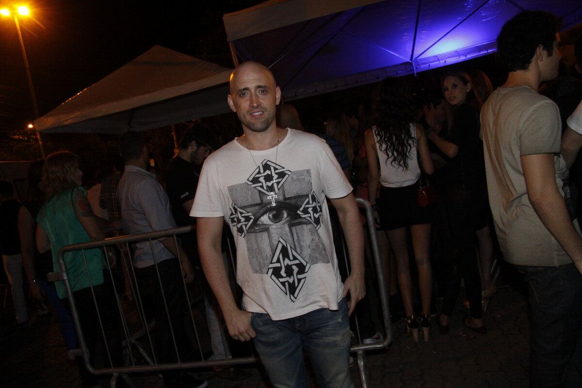 Humorista queridinho dos famosos, Paulo Gustavo prestigiou a festa do amigo sozinho