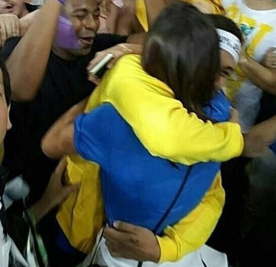 7. Torcedora especial
Em agosto deste ano, ao comemorar a medalha de ouro pelos jogos olímpicos de 2016, Neymar subiu pelas arquibancadas do estádio para comemorar a vitória ao lado de uma pessoa especial