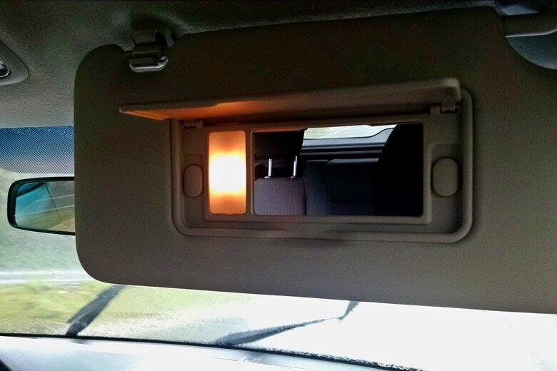 Quebra sol  do passageiro conta com luz de cortesia na versão intermediária EX