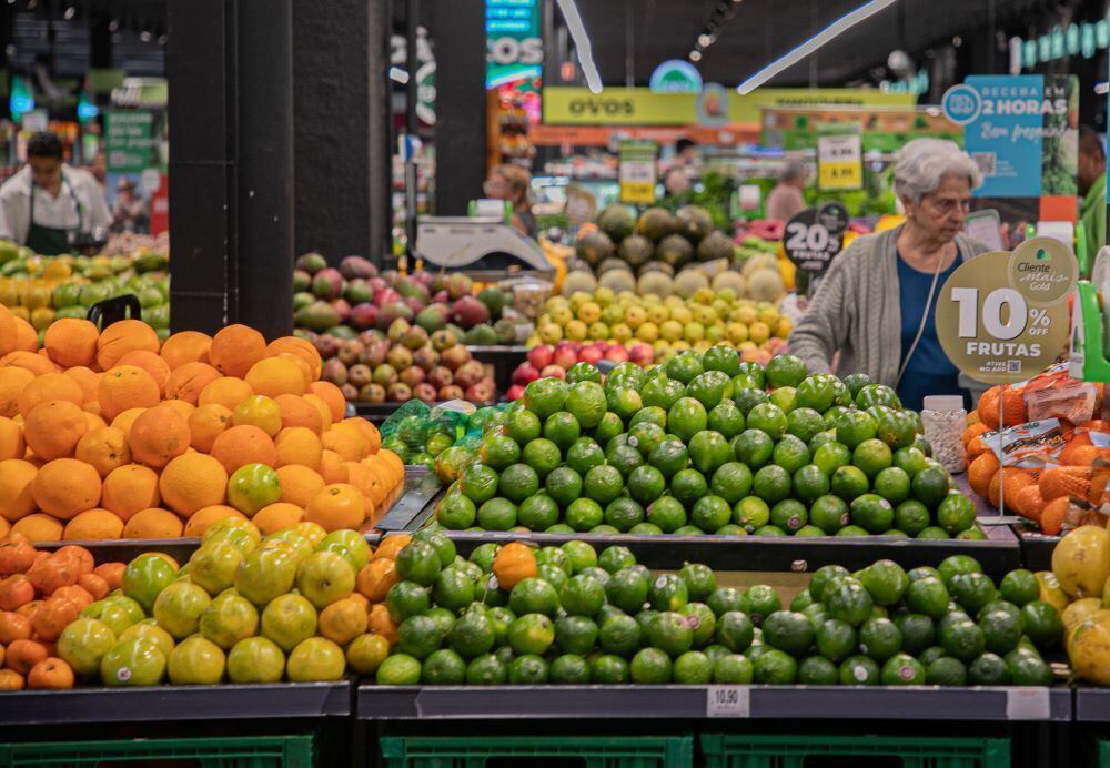 Movimentação de pessoas em supermercado na região central de São Paulo