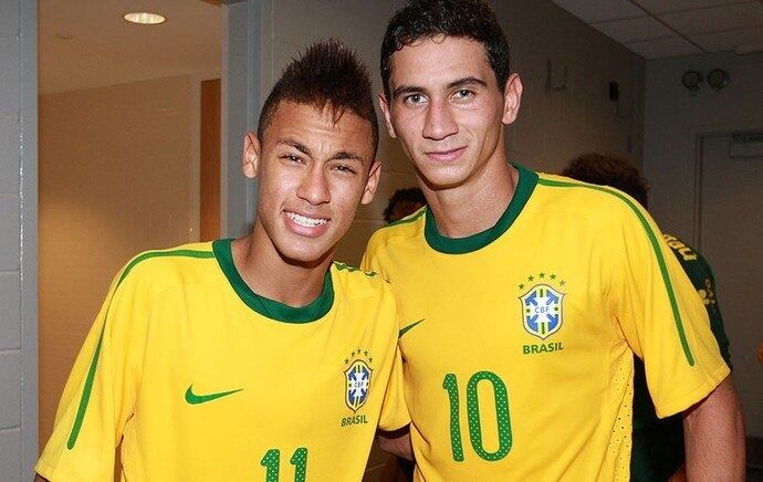 Neymar e Ganso também vestiram juntos a camisa da seleção e disputaram Copa América e Olimpíadas
