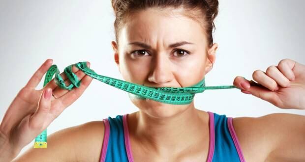 Faça mudanças que você poderá manter
Conseguir manter a dieta é um dos principais fatores para não voltar a engordar. Muitas pessoas voltam a comer normalmente após perder peso, e isso não ajuda. Ou também há outras que abrem mão de tudo e decidem comer alface por uma semana, e obviamente acabam se perdendo na dieta. É preciso criar um cardápio que atenda às suas necessidades, mas com um toque de realidade