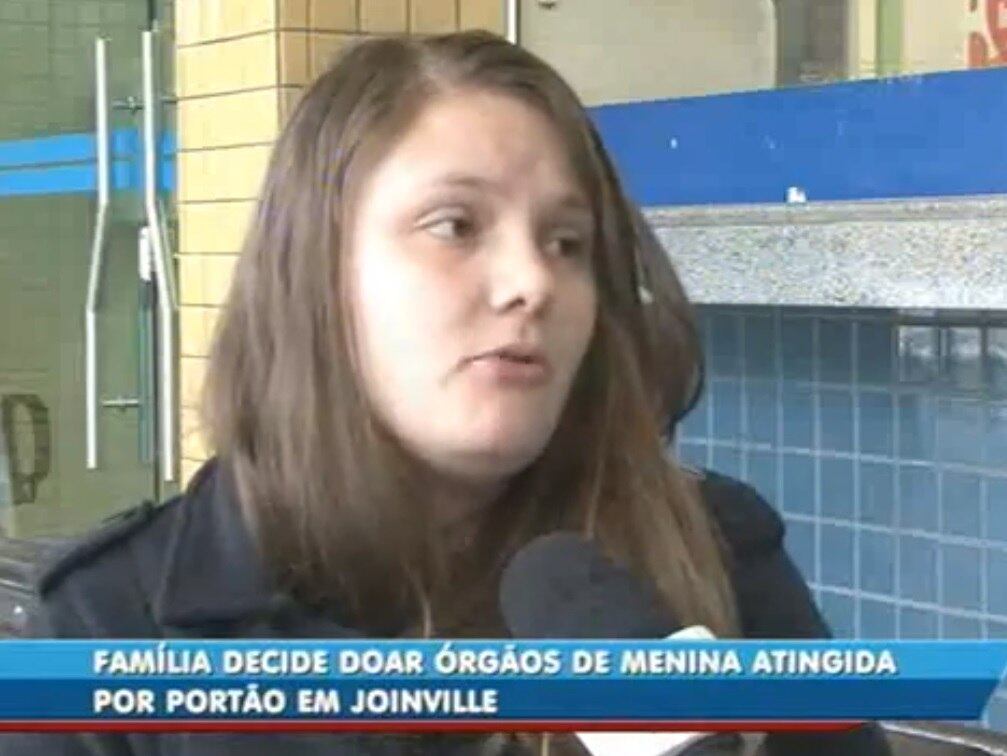 A criança chegou a ser internada no Hospital Infantil de Joinville, mas não resistiu ao ferimento.

A irmã da vítima conta que o corpo de Emily não tinha nenhum arranhão e que apenas a cabeça da criança tinha o hematoma da pancada.

Por isso, a família decidiu doar os órgãos da pequena