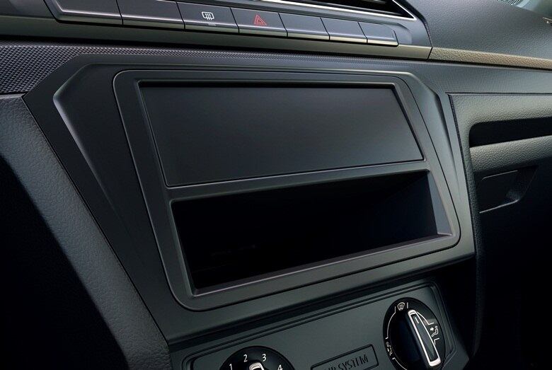 A versão de entrada Trendline 1.0 Manual (R$ 34.890) não traz som de fábrica, nem ar-condicionado. Para não dizer é "pelada", inclui travas e vidros dianteiros elétricos, além de ABS, air bags frontais e direção hidráulica