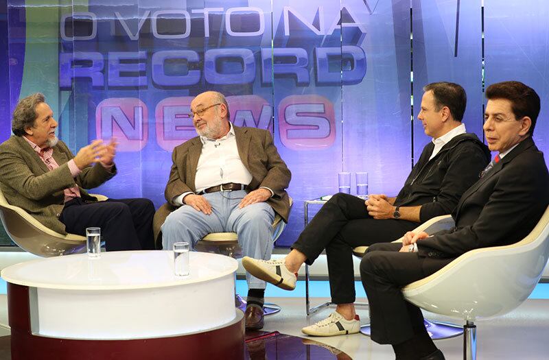 O tucano disse ainda que "não dá para dizer que o Uber está proibido, tem que
regulamentar, o que o PT já fez". SEgundo Doria, o aplicativo "paga imposto, paga taxa, como você vai proibir isso? Como ir
contra a tecnologia? Tem 5.000 pessoas empregadas. Em uma situação de
desemprego como a nossa?"