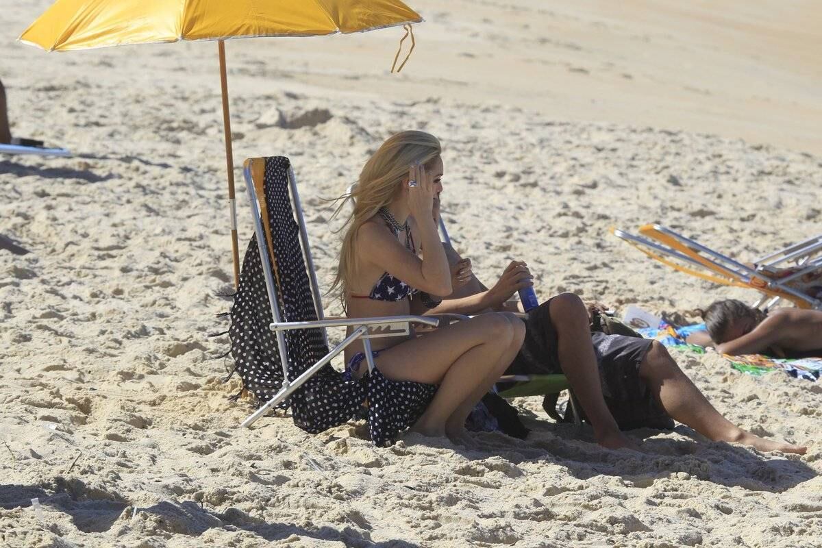 Elenco de Geração Brasil grava na praia de Grumari, no Rio