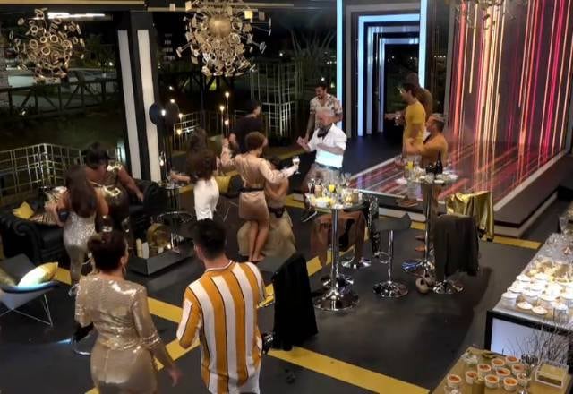 Senhoras e senhores: a pista está liberada! E a primeira festa na sede de A Fazenda já está dando o que falar. Confira agora os melhores momentos!