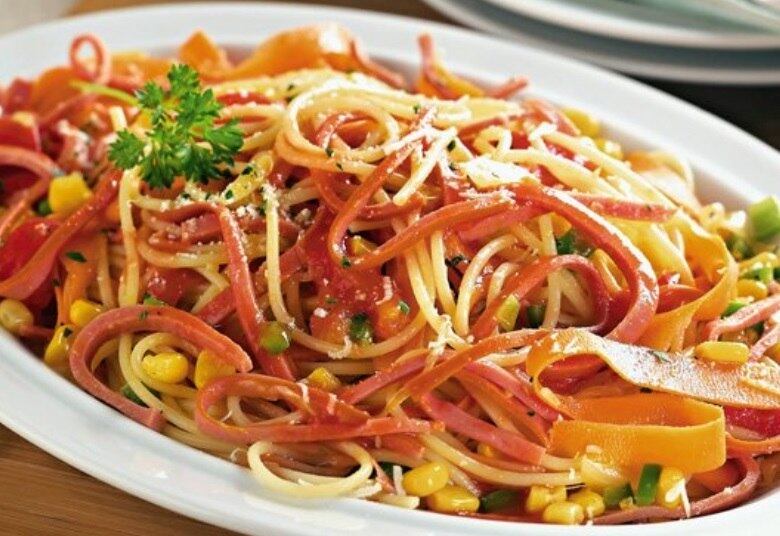 Correr contra o tempo não é uma tarefa fácil.
Para Marcos Paulo, com macarrão, extrato de tomate e carne, ele prepararia
uma macarronada